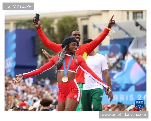 奥运冠军机场被粉丝包围：激情与荣耀的瞬间